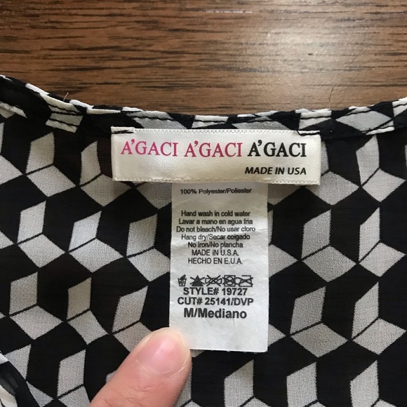 Geo Cube Patterned Sleeveless Button-up Blouse - Picture 3 of 5